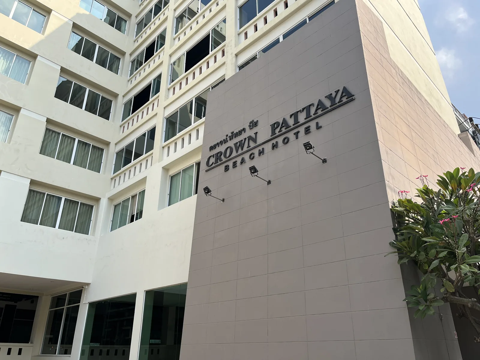 Crown Pattaya Beach Hotel entrance