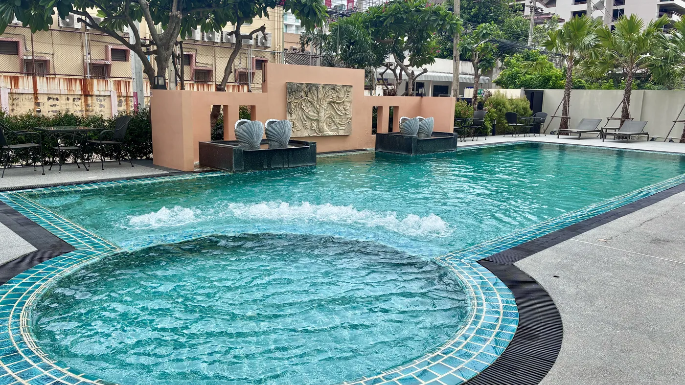 Kids' pool and jacuzzi